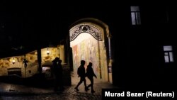 Stradă din partea istorică a Kievului, duminică, 6 noiembrie 2022. Întreruperile de curent sunt frecvente în capitale Ucrainei, iar autoritățile spun că e posibil ca situația să se înrăutățească.

