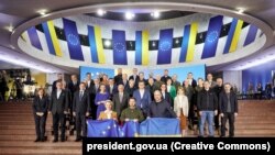 Președintele Ucrainei, Volodimir Zelenski, prim-ministrul Denys Shmyhal și președintele Comisiei Europene, Ursula von der Leyen, pozează alături de alți oficiali înainte de începerea summitului Ucraina-UE. Kiev, 2 februarie 2023.