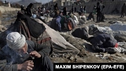 Afghan men addicted to heroin and meth gather to take drugs in Kabul. (file photo)