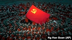 Актори в одязі рятувальників навколо прапора під час гала-шоу напередодні 100-річчя від дня заснування Комуністичної партії Китаю. Пекін, 28 червня