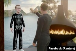 Mark Zuckerberg razgovara sa svojim avatarom u "metaverzumu" tokom konferencije koja se prenosi uživo kada je najavio preimenovanje Facebooka u Meta, 28. oktobar 2021.