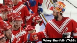 Вратарь Иван Федотов (справа) с призом лучшего игрока матча в сборной России после победы национальной сборной России по хоккею в матче