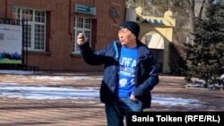 Митинг өтеді деген орында тікелей эфирге шығып тұрған Марат Жыланбаев. Наурыз 2023 жыл.