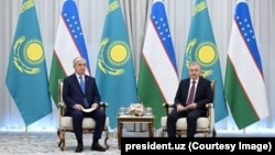 A meeting of Uzbek President Shavkat Mirziyoev (right) and his Kazakh counterpart, Qasym-Zhomart Toqaev, took place in the Uzbek city of Khiva on April 5.