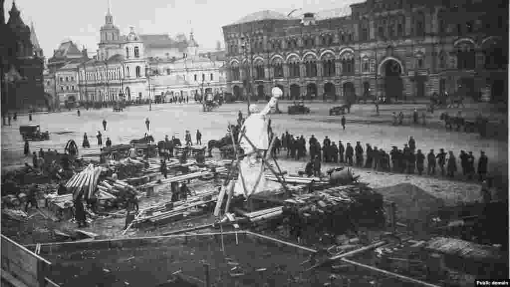 Статуя рабочего на Красной площади, фотография 1920-х годов В 1922 году этот гипсовый памятник рабочему установили в нескольких метрах южнее того места, где впоследствии появился мавзолей Ленина 