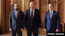 Armenian Foreign Minister Ararat Mirzoian (left) and his Azerbaijani counterpart, Jeyhun Bayramov (right), meet with Russian FM Sergei Lavrov in Moscow on July 25/