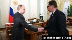Президент Росії Володимир Путін (ліворуч) і російський олігарх, голова ради директорів «Альфа-банкe» Петро Авен, 12 лютого 2014 року