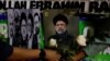 د مې پر ۲۰مه په جکارته کې د ايران د سفارت مخې ته خلګ د رييسي د عکس مخې ته ګلونه ږدي.