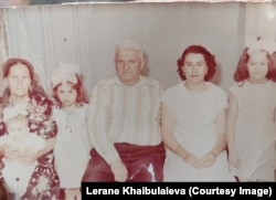 Родина Леране в Узбекистані за кілька днів до повернення до Криму. Зліва направо: бабуся Медіне з немовлям Ельвірою, сестра Ур'яне, дідусь Сеть-Яя, мама Мусіне і Леране