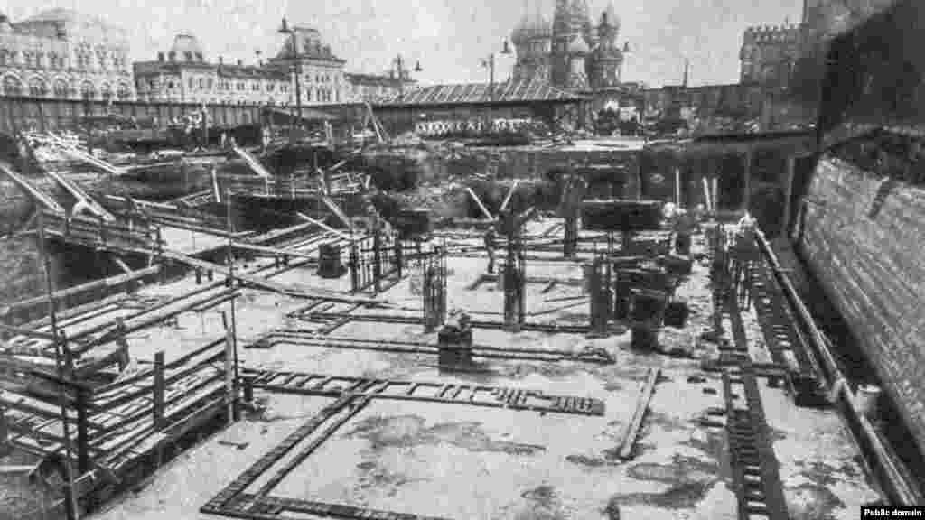 Фундамент мавзолея, который начали строить в конце 1920-х Архитектор Алексей Щусев представил эскиз мавзолея из красно-чёрного гранита, схожего с двумя его предыдущими деревянными конструкциями. Власти отобрали его эскиз. Как объяснял позже Щусев, чёрный гранит должен был символизировать траур, а массивный ступенчатый узор наводил на мысль, что "Ленин умер, но его дело живёт" 