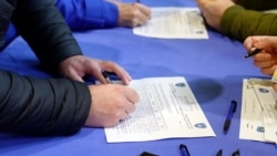 Kosovar Serbs Start Signing Petitions To Oust Ethnic Albanian Mayors