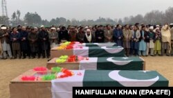 په باجوړ کې د جنورۍ پر اتمه په بمي چاودنه کې د وژل شويو پوليس سرتېرو د جنازې لمونځ ادا کېږي.