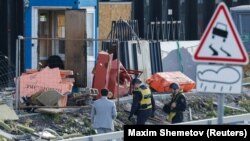 Припадниците на безбедносните служби го истражуваат местото на оштетената зграда по пријавениот напад со беспилотно летало во Москва на 24 јули