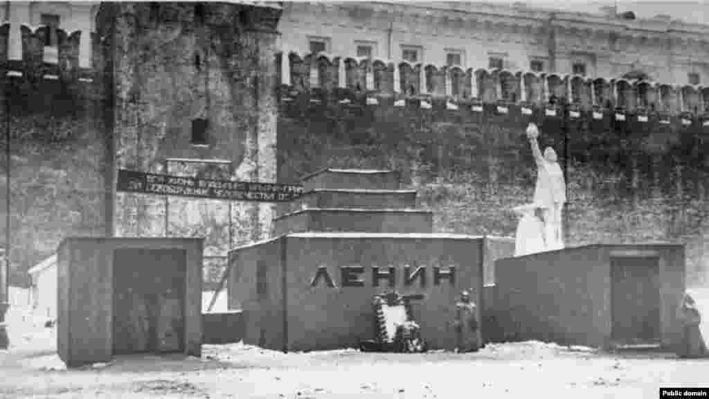 Первый мавзолей Владимира Ленина. Фото снято, предположительно, в конце января 1924 года На следующий день после смерти Ленина архитектора Алексея Щусева вызвали в Кремль. Ему велели всего за три дня построить монументальное сооружение для размещения тела основателя СССР. Деревянное сооружение завершили в срок, и тысячи советских граждан стали приходить в мавзолей, чтобы посмотреть на тело умершего вождя 