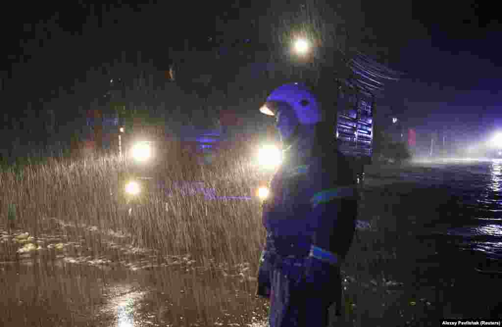 Rescuers take part in an emergency evacuation of local residents in Yevpatoria during the heavy rains. "There is one fatality, according to preliminary information. It happened in the village of Morske, near Sudak. A man went to watch the waves and, unfortunately, died a tragic death," Kryuchkov said in a live program on the Russian state-run TV channel Rossia-24.