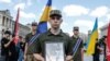 До повномасштабного вторгнення Росії в Україну Пітер Фуше жив у Лондоні. Там він працював теслярем, а до цього &ndash; поліцейським. У березні 2022 року британець приїхав в Україну, був волонтером, займався евакуацією цивільних із зони бойових дій