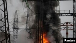 Для уникнення відключень побутових споживачів «Укренерго» застосовує всі можливі заходи подолання дефіциту: імпорт та аварійну допомогу з країн Європи, обмеження споживання промислових споживачів