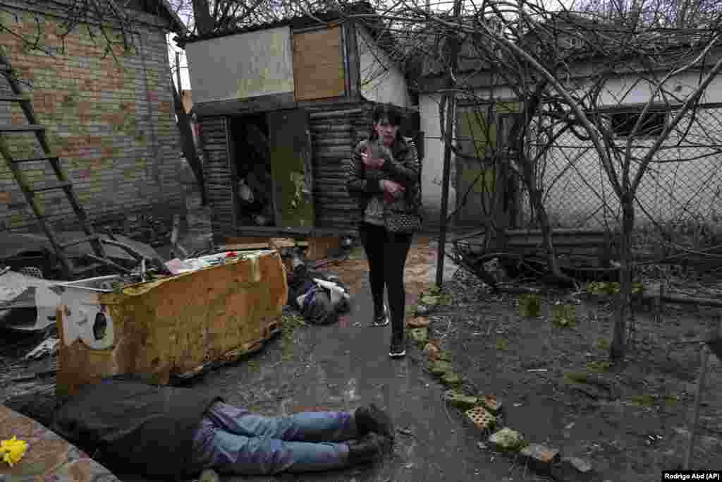 Other images, such as Ira Gavriluk holding her cat as she walks past the corpses of her husband and her brother on April 4, stunned viewers. Kyiv authorities said that more than 1,400 deaths, including 37 children, occurred during the Russian occupation of Bucha.