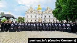 Учасники Архієрейського собору Православної церкви України, на якому проголосували за перехід ПЦУ на новоюліанський календар, за яким Різдво відзначатимуть 25 грудня. Київ, Києво-Печерська лавра, 24 травня 2023 року 