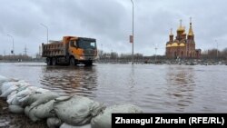 Ақтөбе қаласын кесіп өтетін Сазды өзені арнасынан шығып, көшеге су жайылды. 28 наурыз, 2024 жыл.