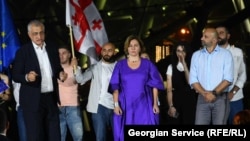 კოალიცია „ძლიერი საქართველოს“ ყოფილი ლიდერები მამუკა ხაზარაძე („ლელო“), ანა დოლიძე („ხალხისთვის“) და ლევან ცუცქირიძე („თავისუფლების მოედანი“). ფოტო არქივიდან. 17 ივლისი, 2024 წელი