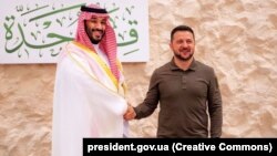 Президент України Володимир Зеленський і спадковий принц, прем’єр-міністр Саудівської Аравії Мухаммад бін Салман аль Сауд (ліворуч). Джидда, Саудівська Аравія, 19 травня 2023 року 