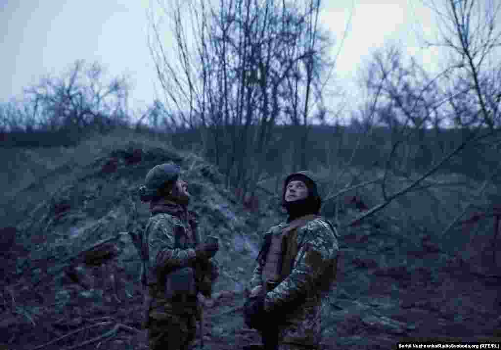 Украінскія вайскоўцы назіраюць за небам у пошуках варожых бесьпілётнікаў на пазыцыі непадалёк ад Бахмута, 6 сакавіка 2024 