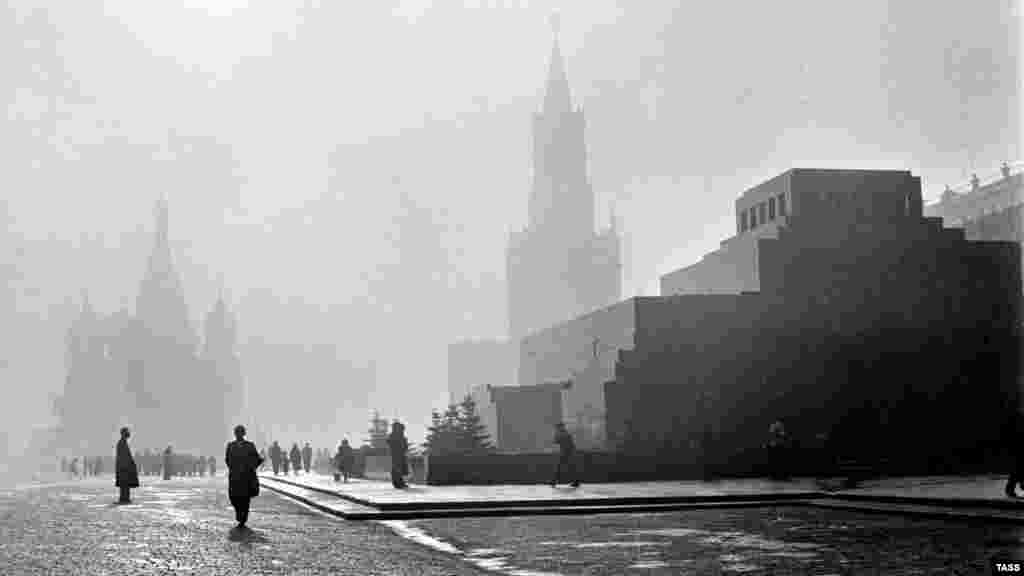 Мавзолей Ленина (справа) на Красной площади, октябрь 1962 года 