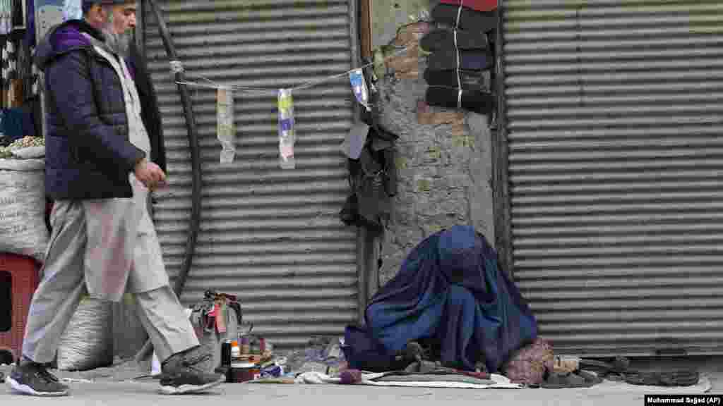 Pakistani media reported on September 29 that Islamabad will soon announce a one-month deadline for all illegal foreign immigrants to leave the country. Afghan-Pakistani relations have soured since the Taliban government seized power, with a sharp rise in militant attacks along Pakistan's border that Islamabad alleges are being planned on Afghan soil -- a charge Kabul denies. A long-running border dispute has also seen key trade crossings closed for days.