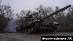 Українські військові ведуть танк неподалік від передових позицій поблизу Бахмута, Донеччина, 8 березня 2023 року, ілюстративне фото