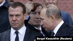 Секретар Ради безпеки РФ Дмитро Медведєв (л) і президент Росії Володимир Путін, архівне фото, 2017 рік