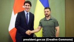 Ukrainian President Volodymyr Zelenskiy (right) and Canadian Prime Minister Justin Trudeau (file photo)