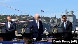 Президент США Джо Байден (ц) і прем’єр-міністр Великої Британії Ріші Сунак (п), архівне фото