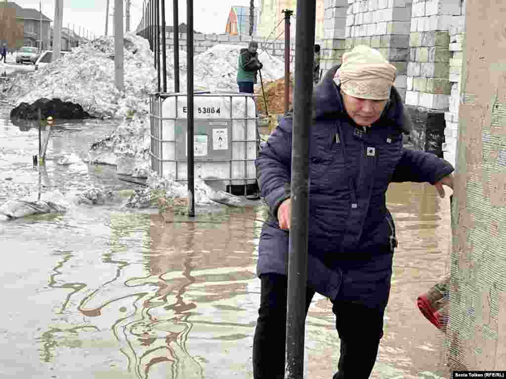 Алтыннур Дуримхан пытается пройти к дому 