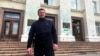Аляксандар Пракудзін каля будынку, калі ён быў яшчэ цэлым, архіўнае фота