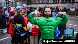 Ariot Myrtaj, i veshur në kostumin e superheroit Hulk.