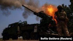 Український військовослужбовець веде вогонь із самохідної гаубиці 2С22 «Богдана» по позиціях російських військ біля Бахмута на Донеччині, 5 липня 2023 року