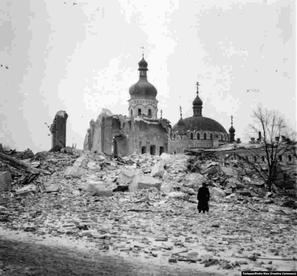 In November 1941, the Dormition Cathedral of the lavra was destroyed in an explosion. Most Ukrainian reports conclude that the retreating Soviet Red Army destroyed the building, while Russian sources say invading German troops were behind the crime. 