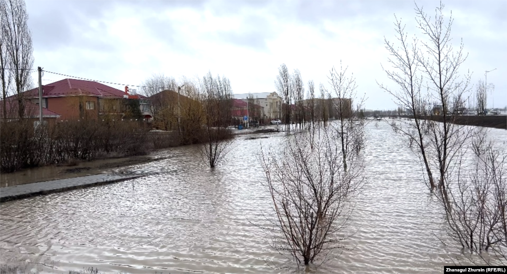 По информации акимата, в Актюбинском водохранилище за сутки объём воды увеличился более чем на 150 миллионов кубометров. Общий объём воды приблизился к максимальной отметке вместимости, и это представляет опасность для всего города. «Для предупреждения негативных последствий мы вынуждены осуществлять спуск воды. Сегодня прошу жителей садоводческих коллективов, расположенных вблизи реки Илек и возле реки Каргалы в районе моста Кирпичного, дать согласие на эвакуацию и покинуть свои дома. Для нас важна ваша безопасность. Прошу отнестись к этому с пониманием», – говорится в сообщении от имени акима