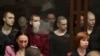 На заднем плане (за стеклом) в российском суде находятся украинские военнопленные, бойцы полка «Азов». Ростов-на-Дону, 14 июня 2023 года