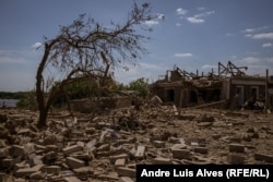 A building in Odradokamyanka razed to the ground as a result of air attacks.