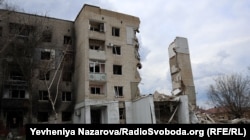 Руїни будівлі після чергової російської атаки в місті Оріхів Запорізької області