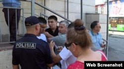Қаңтарда оққа ұшқан 4 жасар Айкөркемнің өліміне байланысты сот өтіп жатқан Алматы гарнизоны әскери соты алдындағы кикілжің. 26 шілде 2023 жыл.