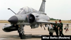 French pilots stand next to a Mirage-2000N fighter jet. (file photo)