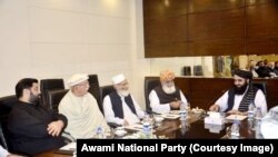 له ښي لوري: امیر خان متقي، مولانا فضل الرحمان، سراج الحق، محمود خان اڅکزی او اېمل ولي خان د مې پر شپږمه د غونډې پر مهال. 