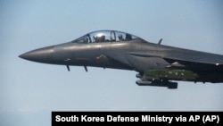 Винищувач F-15K ВПС Південної Кореї летить із ракетою Taurus під час навчань біля західного узбережжя країни, 13 вересня 2017 року
