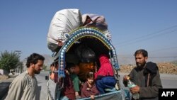 په جمرود کې یوه افغانه کورنۍ د اسلام اباد تر امر وروسته افغانستان ته ستنېږي - د اکتوبر شپږمې انځور.