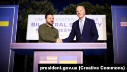 Президент України Володимир Зеленський і президент США Джо Байден (праворуч). Італія, 13 червня 2024 року