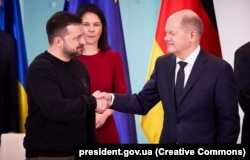 Президент України Володимир Зеленський і канцлер Німеччини Олаф Шольц під час церемонії підписання Угоди про співробітництво у сфері безпеки та довгострокової підтримки між Україною та Німеччиною. Берлін, 16 лютого 2024 року