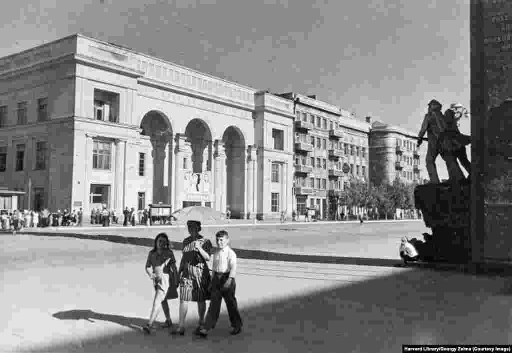 A summer scene in today's Donetsk. The cinema in the background was opened in 1939 and named after Ukrainian poet Taras Shevchenko. The cinema continues operation today in the Russian-occupied Ukrainian city. 